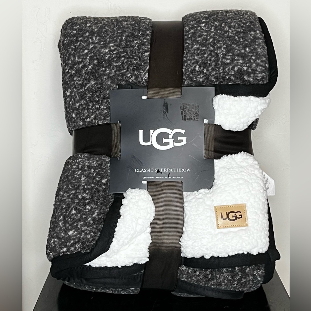 UGG Classic Sherpa Reversible Throw Blanket Off Black/Melange Color